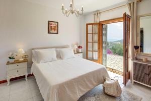 Postel nebo postele na pokoji v ubytování VILLA MARIA with swimming pool & sea view