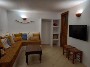 TV a/nebo společenská místnost v ubytování Madilida Sifnos Apartment