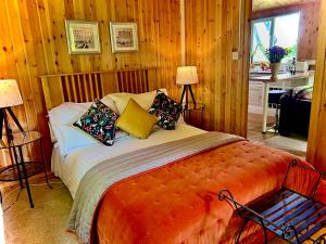 Un dormitorio con una cama con almohadas. en Treeside woodhouse, en Hawkshead