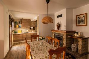 Kuchyňa alebo kuchynka v ubytovaní La Era Gran casa de vacaciones para grupos adaptad