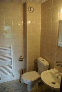 a bathroom with a toilet and a sink at Guest House Dan Kolov in Syennik