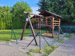 大洛西尼Velký apartmán Sophia (s infrasaunou) č. 1的公园内有游戏结构的游乐场