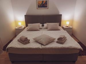 1 dormitorio con 1 cama con 2 toallas en Apartment Chiara en Labin