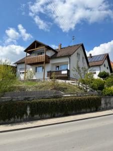 a house on the side of a road at Monteurzimmer Ringingen in Erbach