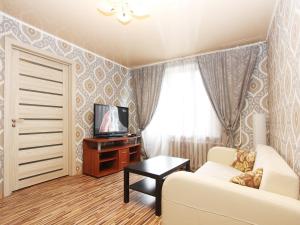 a living room with a couch and a tv at ApartLux Tretyakovskaya in Moscow