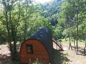 uma pequena casa de hobbit de madeira na floresta em Le Temps Suspendu em Saint-Pierreville