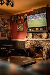 TV a/nebo společenská místnost v ubytování The Village Inn
