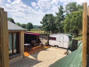 a rv parked in a backyard with a patio at Adorable petite maison sur Loire à vélo in Villandry