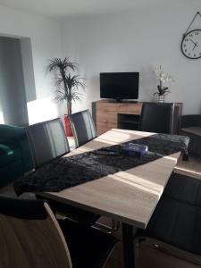 Televízia a/alebo spoločenská miestnosť v ubytovaní Apartament Wiżajny
