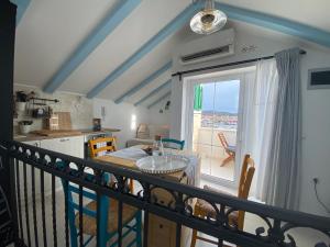 Cette chambre dispose d'un balcon avec une table et d'une cuisine. dans l'établissement Tribunj House, à Tribunj