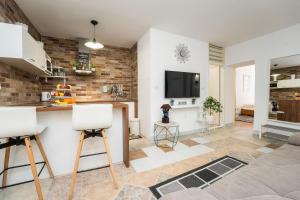 a living room with a counter and a kitchen at Apartman Evita in Zadar