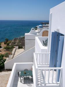 Vom Balkon eines Hauses genießen Sie Meerblick. in der Unterkunft Etherio Apartment III in Piso Livadi