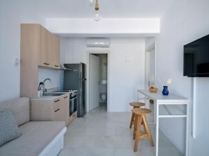 eine kleine Küche mit einer Spüle und einer Theke in der Unterkunft Etherio Apartment III in Piso Livadi