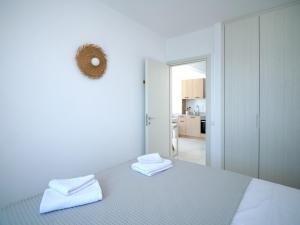 ein Schlafzimmer mit einem Bett mit zwei Handtüchern darauf in der Unterkunft Etherio Apartment III in Piso Livadi