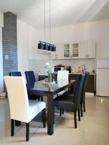 a dining room with a table and chairs at Priska Apartment in Kaštela