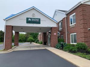 ein Gebäude mit einem Schild, das Hampton Inn liest in der Unterkunft HomeTowne Studios by Red Roof East Lansing - Okemos in Okemos