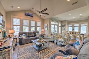 una gran sala de estar con sofás y ventilador de techo. en Charming Surf City Home with Elevator Walk to Beach, en Surf City