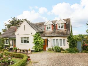 Casa con jardín y entrada de grava en Claire's Cottage, en Poughill