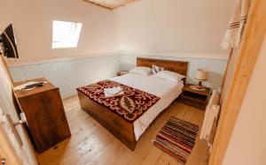 Un pat sau paturi într-o cameră la Casa de la Pârâu