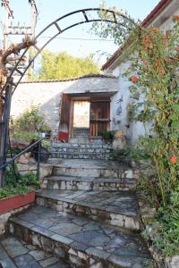 Zahrada ubytování Giorgos' & Noula's Cottage in Desfina village- near Delphi