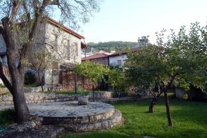 Zahrada ubytování Giorgos' & Noula's Cottage in Desfina village- near Delphi
