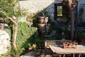 Zahrada ubytování Giorgos' & Noula's Cottage in Desfina village- near Delphi