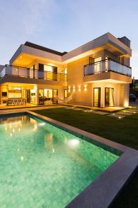 uma casa com uma piscina em frente em LUXURIOUS NEW HOUSE, UNFORGETABLE EXPERIENCE. em Canoa Quebrada