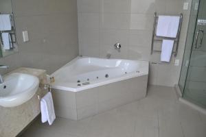 Koupelna v ubytování Brydone Hotel Oamaru + 18 fotografií