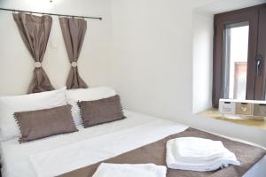 Un pat sau paturi într-o cameră la KAMARA traditional house
