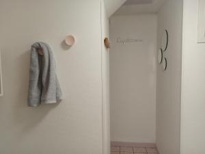 a towel hanging on the door of a refrigerator at Le Saint-Jacques - Hypercentre in Châtellerault
