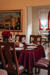 una mesa de comedor con velas rojas. en Villa Paraiso, en Mostar