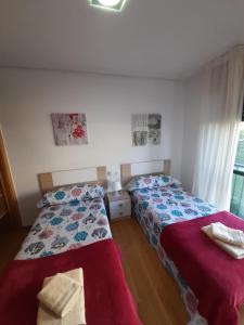 Postel nebo postele na pokoji v ubytování PISO NUEVO EN MOAÑA