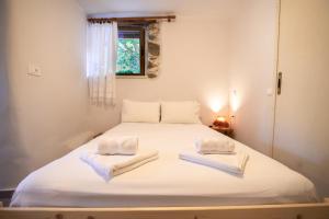 Postel nebo postele na pokoji v ubytování Feneri 3 -Cozy rustic Apt 20' from Elafonisi beach