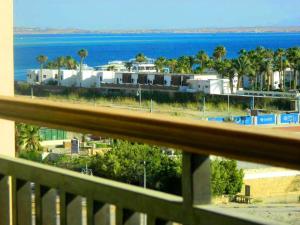 een balkon met uitzicht op de oceaan bij Aldau heights in Hurghada