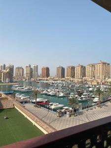 vistas a un puerto deportivo con barcos en el agua en Luxury 2 bedroom Apt in The Pearl with Marina view, en Doha