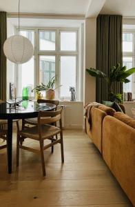 sala de estar con mesa y sofá en ApartmentInCopenhagen Apartment 1499, en Copenhague