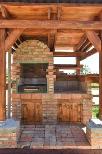 un forno esterno in mattoni con tetto in legno di Big bear villas a Žabljak Altre 37 foto