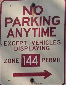 un cartel que dice que no hay estacionamiento en cualquier momento excepto duplicación de vehículos en The Blue Golden Luxury Modern 3- Bedroom Apartment in Chicago en Chicago