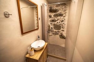 Koupelna v ubytování Feneri 3 -Cozy rustic Apt 20' from Elafonisi beach