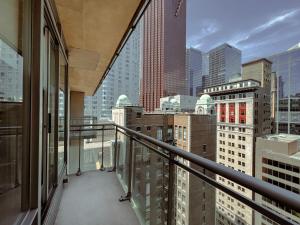 Un balcon sau o terasă la Executive Hotel Cosmopolitan Toronto