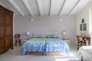Tempat tidur dalam kamar di Villa Costantina with heated POOL