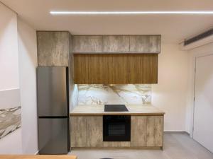 een keuken met een koelkast en een fornuis bij Saranda Lux Apartments in Sarandë