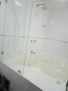 Uma casa de banho em Confort Plaza Hotel
