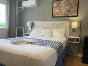 Ein Bett oder Betten in einem Zimmer der Unterkunft Hotel Motel Le Regent
