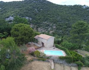 uma vista aérea de uma casa com piscina em La Magnanerie du Castanet em Banne