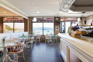 Restauracja lub miejsce do jedzenia w obiekcie Hotel Gran Proa Playa Raxó