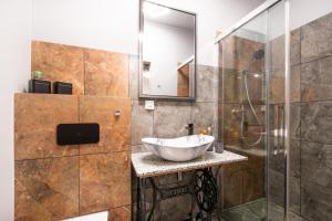 a bathroom with a sink and a shower at Stylowe king studio, metro Słodowiec, parking, park in Warsaw