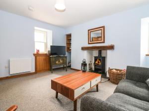 uma sala de estar com uma mesa de centro e uma lareira em 49 Crovie Village em Gardenstown