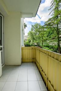 uma varanda de uma casa com uma cerca de madeira em Sea You Apartments - Chrobrego em Sopot