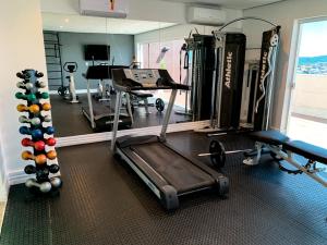 a gym with a treadmill and weights in a room at Paradiso Corporate in Cabo Frio